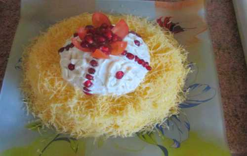 украшение праздничного торта бананами