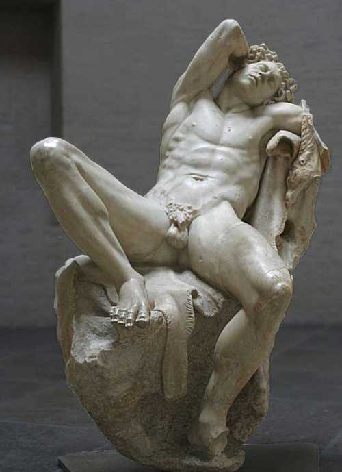 пьяный мужчина гонялся за женой с ножом и едва не задушил родную дочь