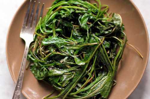 блюдо просто супер — печень с овощами и зеленью под сырной шубкой